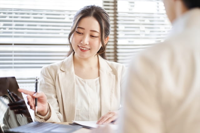 提案をしている女性スタッフ